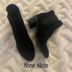 ANNE KLEIN Suede Booties ~ Black. 2-1-2” Block Heels. Excellent Condition.✨